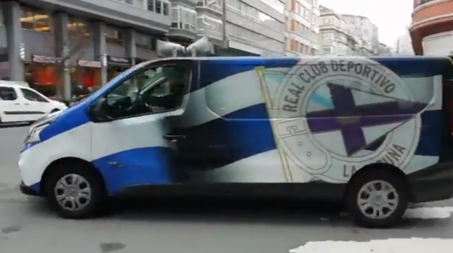 La furgoneta deportivista que se ha paseado por A Coruña (Foto: @ondadeporcoruna).