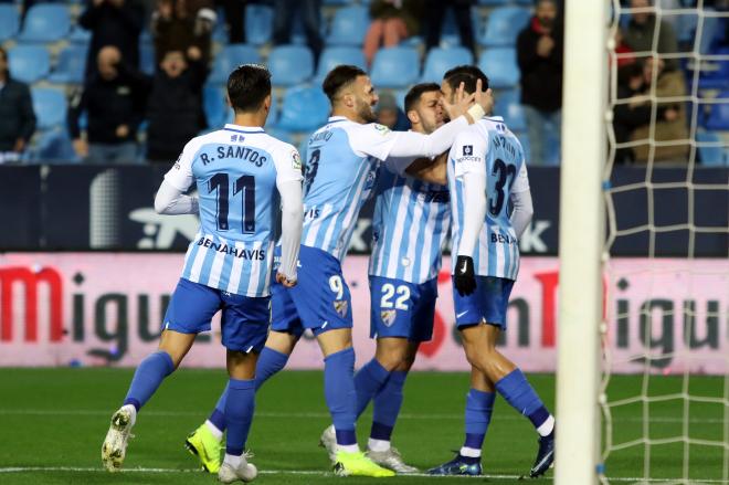 Los jugadores del Málaga celebran un gol (Foto: Paco Rodríguez).