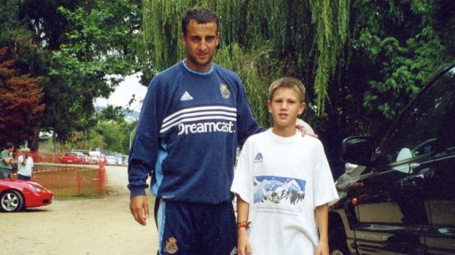 Raúl García de pequeño, junto a Fran González, histórico jugador del Deportivo (Foto: La Voz de Galicia).