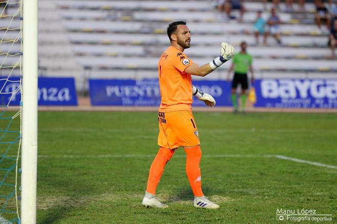 Rubén Gálvez, en una imagen de archivo del San Fernando-Recre disputado en la primera vuelta. (Manu López / Albiazules.es).