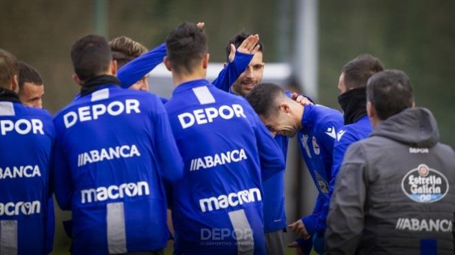 Sabin Merino tuvo un caluroso recibimiento de sus nuevos compañeros (Foto: RC Deportivo).