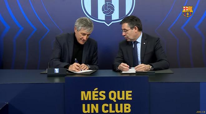 Setién firmando su nuevo contrato junto a Bartomeu.