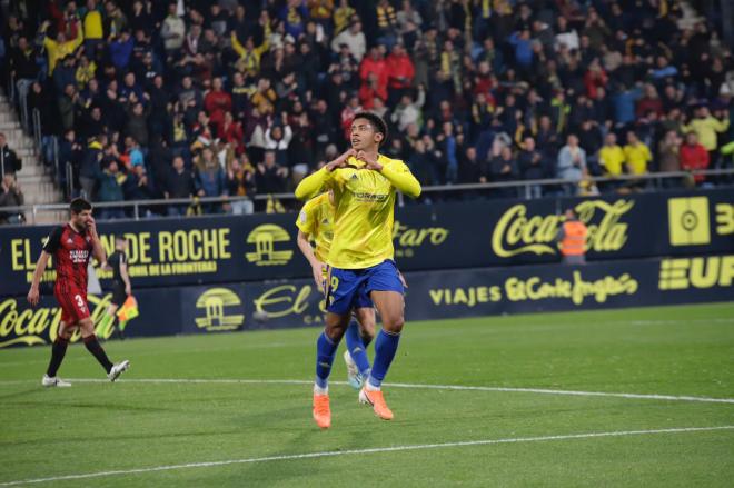 'Choco' Lozano celebra su gol en el entcuentro entre el Cádiz y el Mirandés en Carranza (Foto: Cristo García).