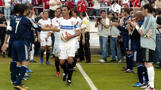 El Real Madrid, haciéndole el pasillo al Sevilla FC por la UEFA de 2006.