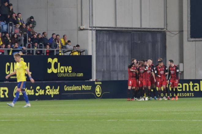 Los jugadores del Mirandés celebran el gol de Merquelanz al Cádiz (Foto: Cristo García).