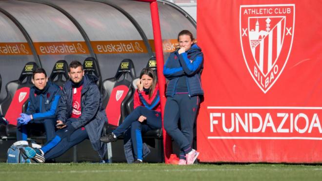 María Pry reflexiona durante el encuentro ante el Athletic (Foto: Levante UD).