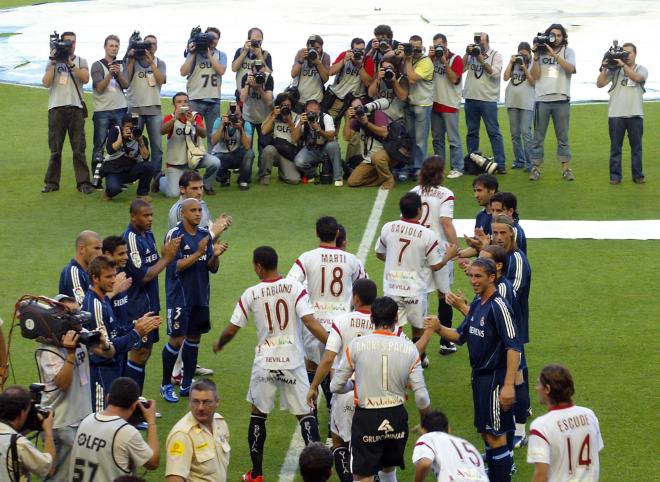 El Real Madrid le hace pasillo al Sevilla FC en 2006.
