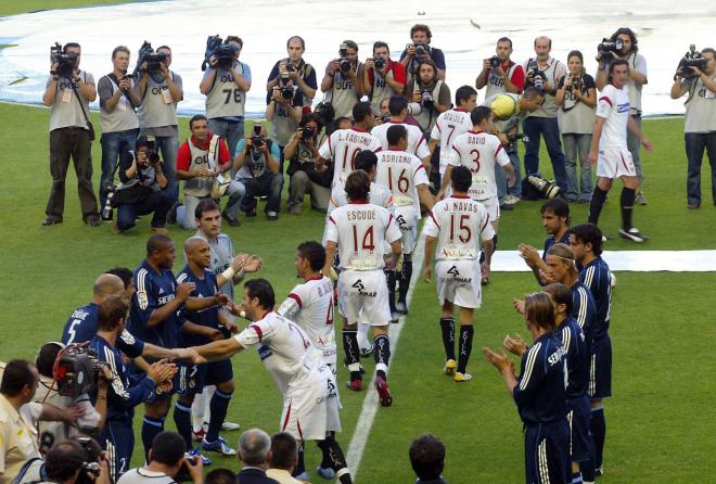 El Real Madrid le hace pasillo al Sevilla FC en 2006.