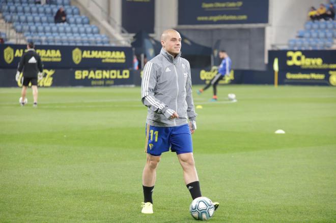 Jorge Pombo, en el calentamiento previo al Cádiz-Mirandés (Foto: Cristo García).