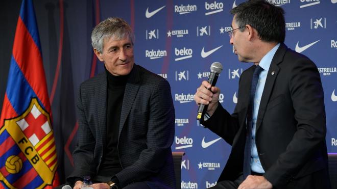 Quique Setién y Bartomeu, en la presentación del técnico como nuevo entrenador del Barcelona (Foto: EFE).