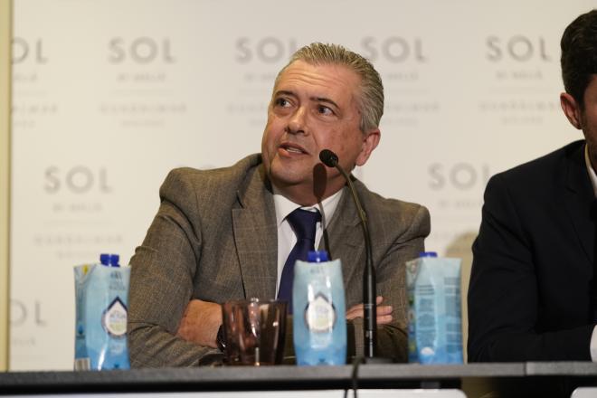 Paco Valverde, durante la rueda de prensa de Víctor.