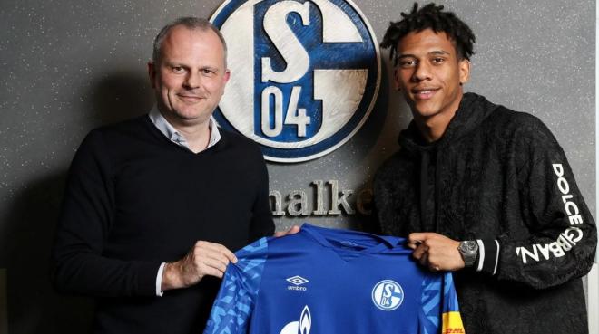 Todibo, relacionado con el PSG, posa con la camiseta del Schalke 04.