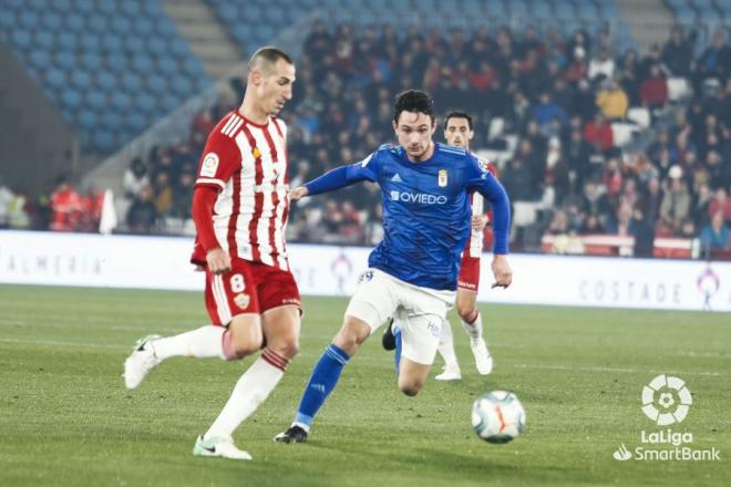 Borja Sánchez, durante un lance del Almería-Oviedo (Foto: LaLiga).
