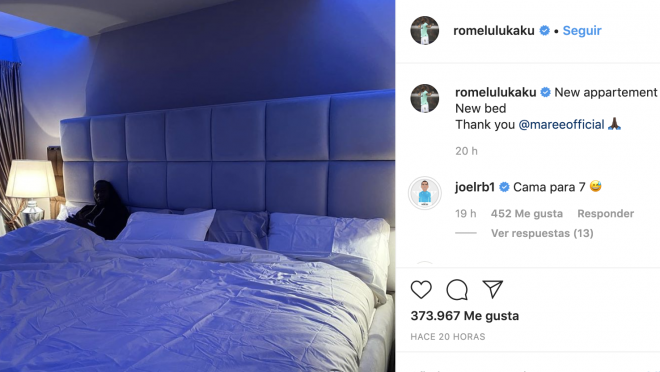 Joel Roble bromea con la enorme cama que se ha comprado Romelu Lukaku para su nueva casa en Milán (Fotos: Instagram).
