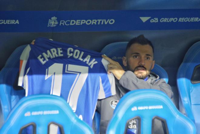 Emre Çolak muestra su camiseta en el banquillo de Riazor durante el Dépor-Racing (Foto: Iris Miquel).