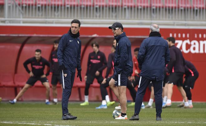 Lopetegui con su cuerpo técnico, en el entrenamiento del Sevilla FC. (Foto: Kiko Hurtado).