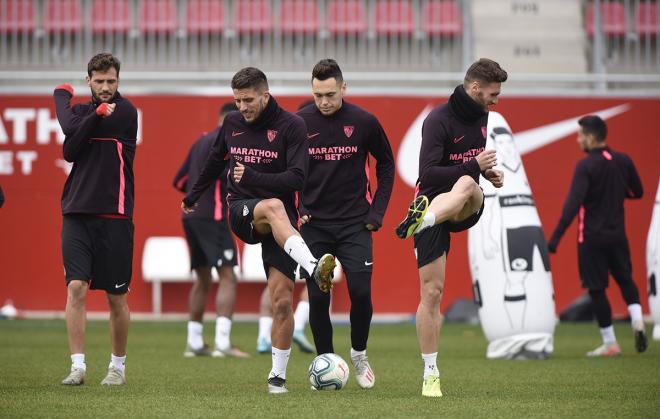 Franco Vázquez, Carriço, Ocampos y Sergi Gómez, en el entrenamiento del Sevilla de este viernes. (Foto: Kiko Hurtado).