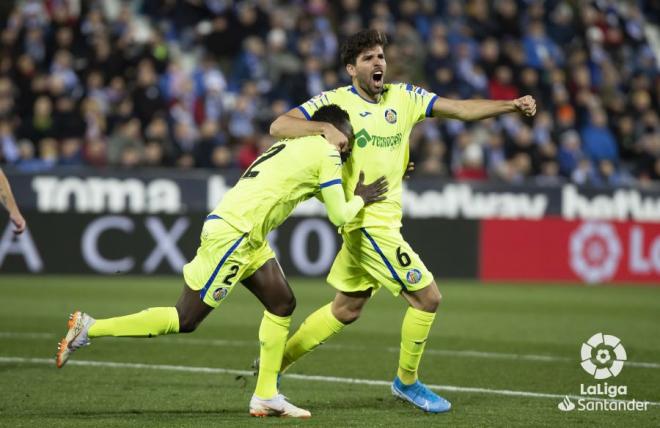 Cabrera y Nyom celebran un gol del Getafe (Foto: LaLiga).