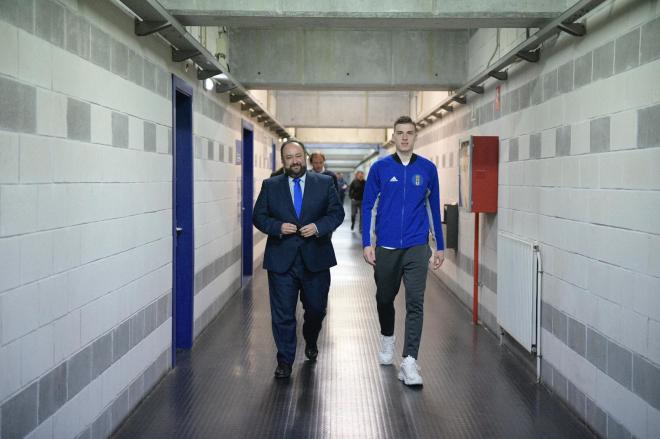 Andriy Lunin, junto a Jorge Menéndez Vallina, antes de su presentación (Foto: Real Oviedo).