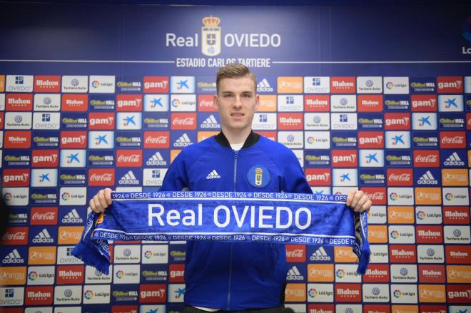 Lunin posa con una bufanda en la presentación como nuevo jugador del Real Oviedo.