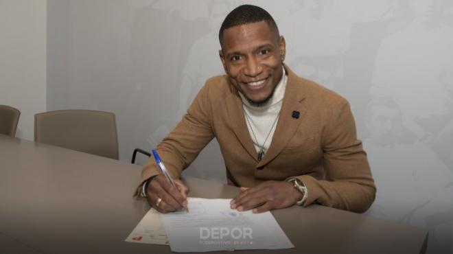 Claudio Beauvue firma su nuevo contrato con el Dépor (Foto: RCD).