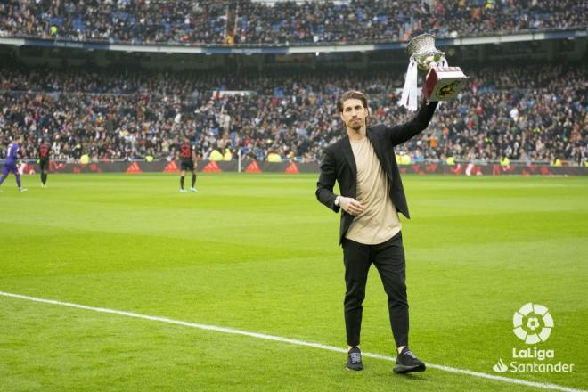 Sergio Ramos ofreciendo la Supercopa de España (Foto: LaLiga).