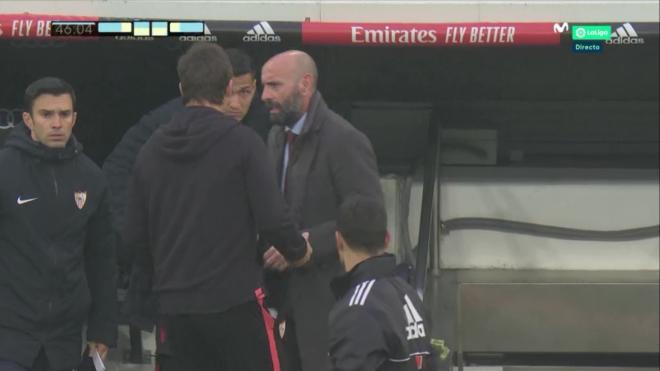 Monchi y Lopetegui hablan en el área técnica del Santiago Bernabéu.