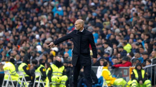 Zidane, entrenador del Real Madrid, da indicaciones a sus jugadores frente al Sevilla (Foto: EFE).