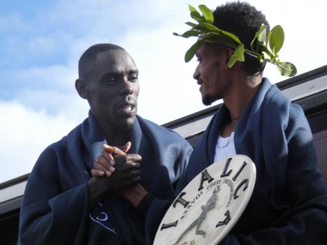 Tadese Worku, en el podio junto a Paul Chelimo (Foto: Enrique Manzanares).