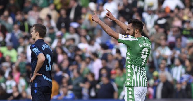 Borja Iglesias, celebrando su gol en la victoria del Betis sobre la Real Sociedad (Foto: Kiko Hurtado).