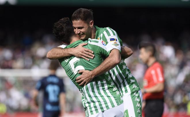 Joaquín celebra su gol con Marc Bartra, en el Betis 3-0 Real Sociedad. (Foto: Kiko Hurtado).