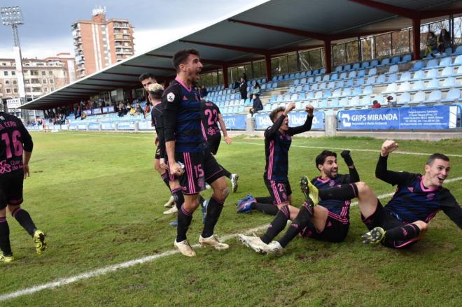 El Recre celebra el gol del triunfo en Talavera. (Tenor)