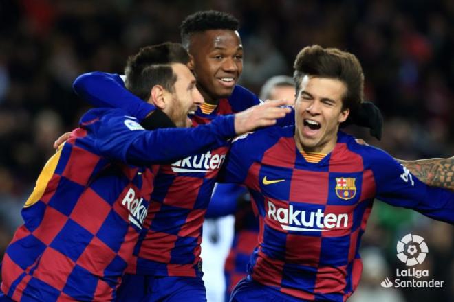 Leo Messi celebra el gol con Ansu Fati y Riqui Puig.