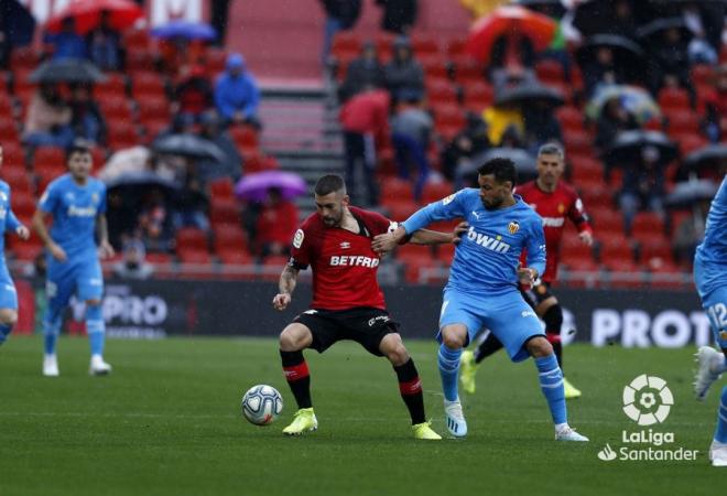 Dani Rodríguez y Coquelin, durante el partido (Foto: LaLiga).