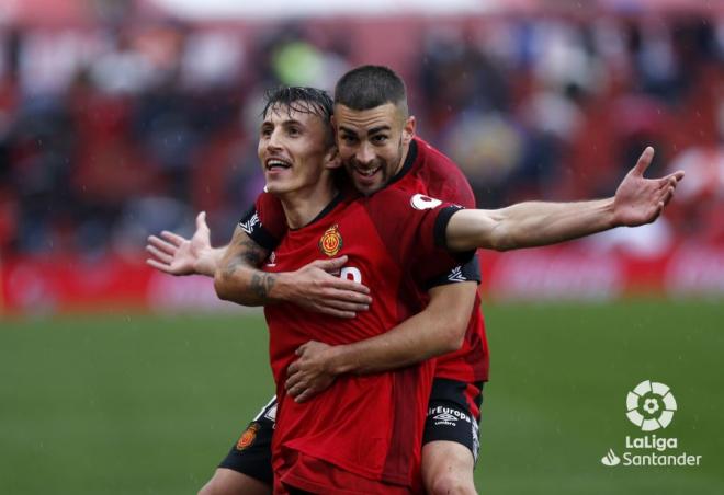 Dani Rodríguez y Budimir celebrando un tanto en el Mallorca-Valencia (Foto: LaLiga).