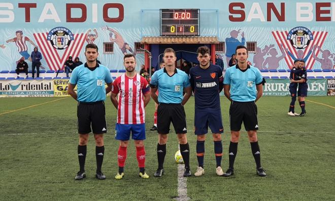 Los capitanes y los árbitros, justo antes del comienzo (Foto: Atlético Porcuna).