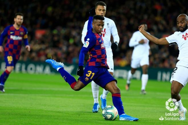 Ansu Fati le pega al balón en el FC Barcelona-Granada.