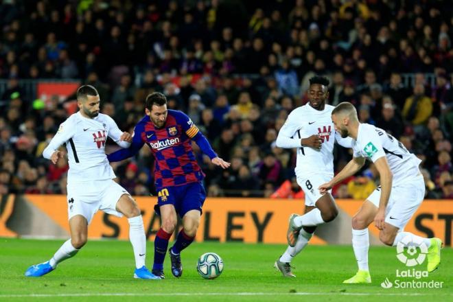 Leo Messi controla el balón ante la presión de los jugadores nazaríes en el Barcelona-Granada.