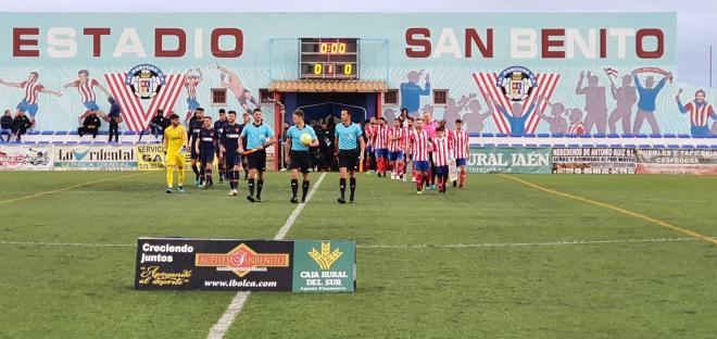 Ambos equipos, saltando al césped (Foto: Atlético Porcuna).