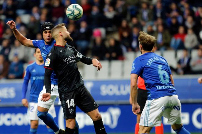 Lance del partido entre el Real Oviedo y el Huesca (Foto: Luis Manso).