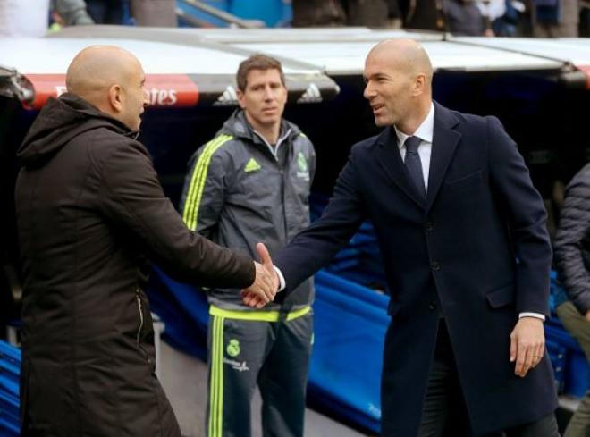 Abelardo y Zidane se saludan en el Bernabéu (Foto: EFE).