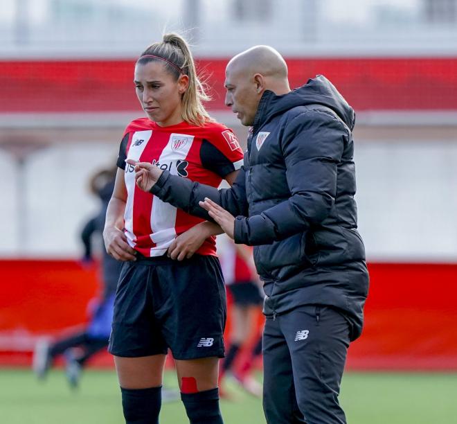 El técnico Ángel Villacampa da instrucciones a María Díaz Cirauqui (Foto: Athletic Club).