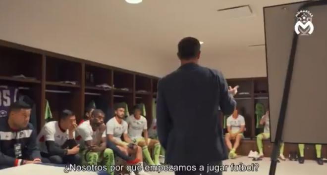 Pablo Guede, dando la charla a sus futbolistas antes del Monterrey-Monarcas Morelia (Foto: Monarcas Morelia).