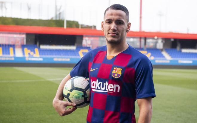 Rey Manaj, en la rampa de salida de Laporta, posa con la camiseta del FC Barcelona.