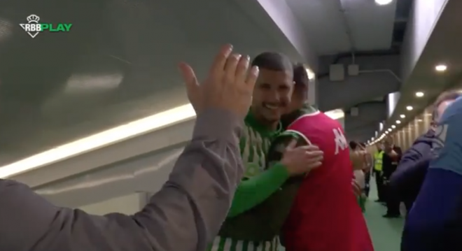 Rubi y Barragán saludan a Guido Rodríguez tras la victoria frente a la Real.