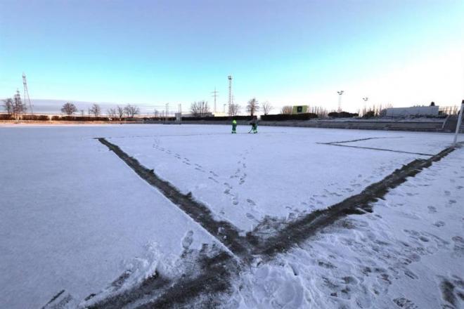 Estadio de 'Las Pistas' bajo una densa manta de nieve antes del partido contra el Real Madrid (Foto: EFE).