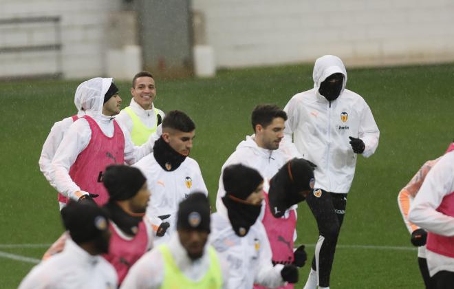 Rodrigo, sonriente durante el entrenamiento matutino del Valencia CF (Foto: David González)