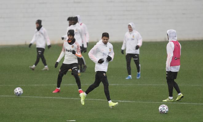 La borrasca Gloria, protagonista en el entrenamiento del Valencia CF (Foto: David González)