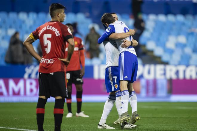 Jugadores del Real Zaragoza celebran el triunfo ante el Mallorca (Foto: Dani Marzo).