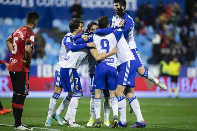 Los jugadores del Zaragoza celebran el tercer gol ante el Mallorca en la Copa del Rey (Foto: Daniel Marzo).